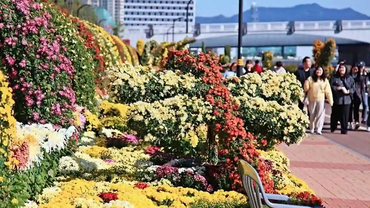 마산가고파국화축제 국화 조형물과 관람객