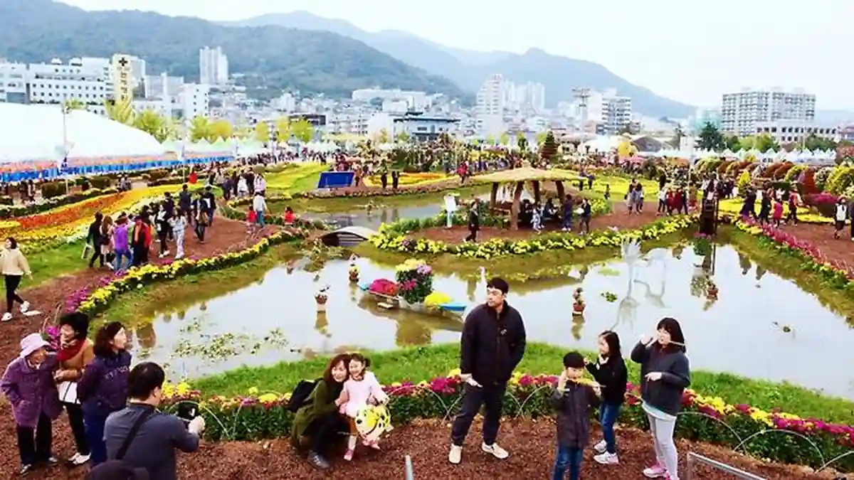 마산가고파국화축제 수경 공간과 꽃 전시