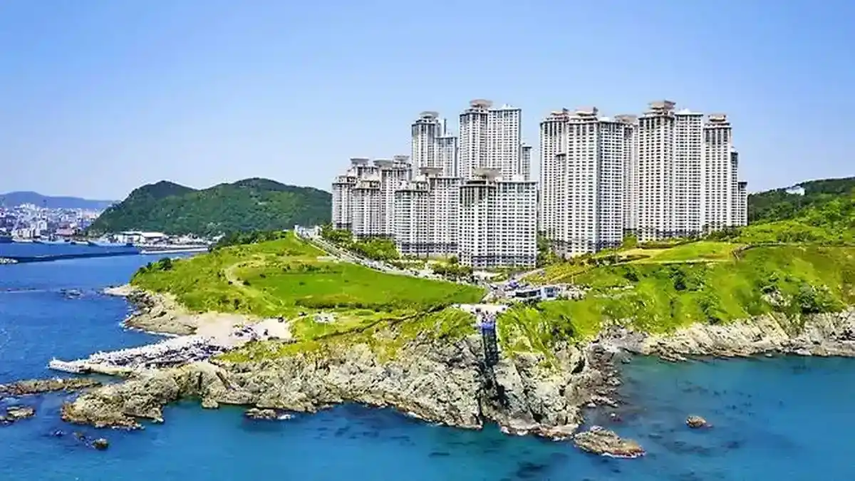 오륙도 스카이워크와 부산 해안 전경