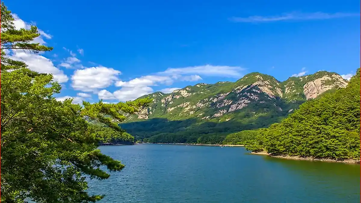 포천 산정호수와 주변 산 풍경