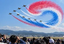 2026 사천에어쇼 개막 블랙이글스 비행 사천비행장 하늘을 가르는 블랙이글스 특수비행팀의 곡예비행 장면