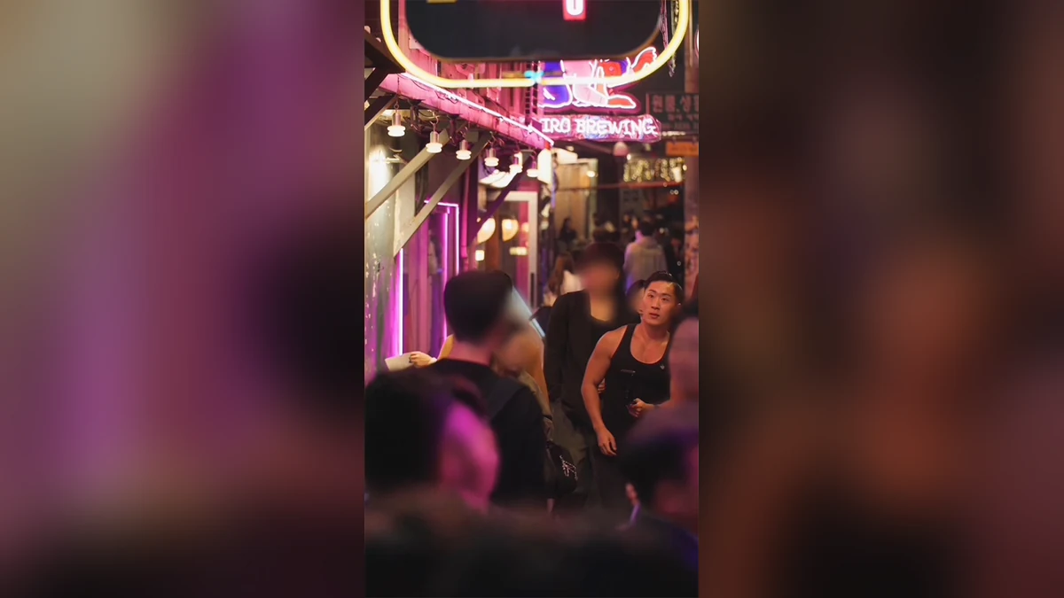 조명이 켜진 을지로 밤거리를 둘러보는 마쏘