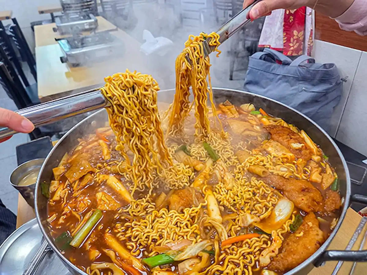 신당동 즉석떡볶이 냄비에 라면 사리를 끓이는 모습