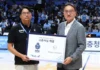 농구 코트에 뜬 신생 항공사… 소노 스카이거너스, ‘트리니티 항공’ 날개 달았다 이기완 소노 스카이거너스 단장과 이상윤 트리니티항공 대표이사가 메인 스폰서십 협약식에서 기념촬영하는 모습