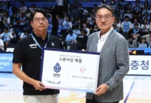 농구 코트에 뜬 신생 항공사… 소노 스카이거너스, ‘트리니티 항공’ 날개 달았다 이기완 소노 스카이거너스 단장과 이상윤 트리니티항공 대표이사가 메인 스폰서십 협약식에서 기념촬영하는 모습