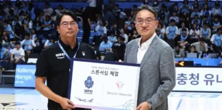 농구 코트에 뜬 신생 항공사… 소노 스카이거너스, ‘트리니티 항공’ 날개 달았다 이기완 소노 스카이거너스 단장과 이상윤 트리니티항공 대표이사가 메인 스폰서십 협약식에서 기념촬영하는 모습