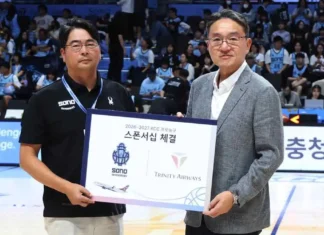 농구 코트에 뜬 신생 항공사… 소노 스카이거너스, ‘트리니티 항공’ 날개 달았다 이기완 소노 스카이거너스 단장과 이상윤 트리니티항공 대표이사가 메인 스폰서십 협약식에서 기념촬영하는 모습
