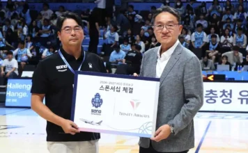 농구 코트에 뜬 신생 항공사… 소노 스카이거너스, ‘트리니티 항공’ 날개 달았다 이기완 소노 스카이거너스 단장과 이상윤 트리니티항공 대표이사가 메인 스폰서십 협약식에서 기념촬영하는 모습