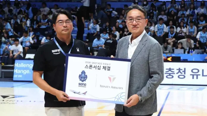 이기완 소노 스카이거너스 단장과 이상윤 트리니티항공 대표이사가 메인 스폰서십 협약식에서 기념촬영하는 모습