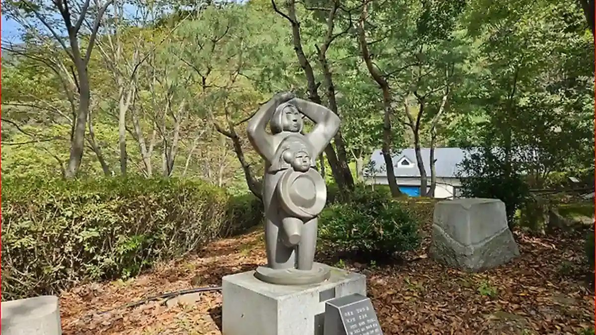 나무와 벤치 사이에 조각 작품이 놓인 대아수목원