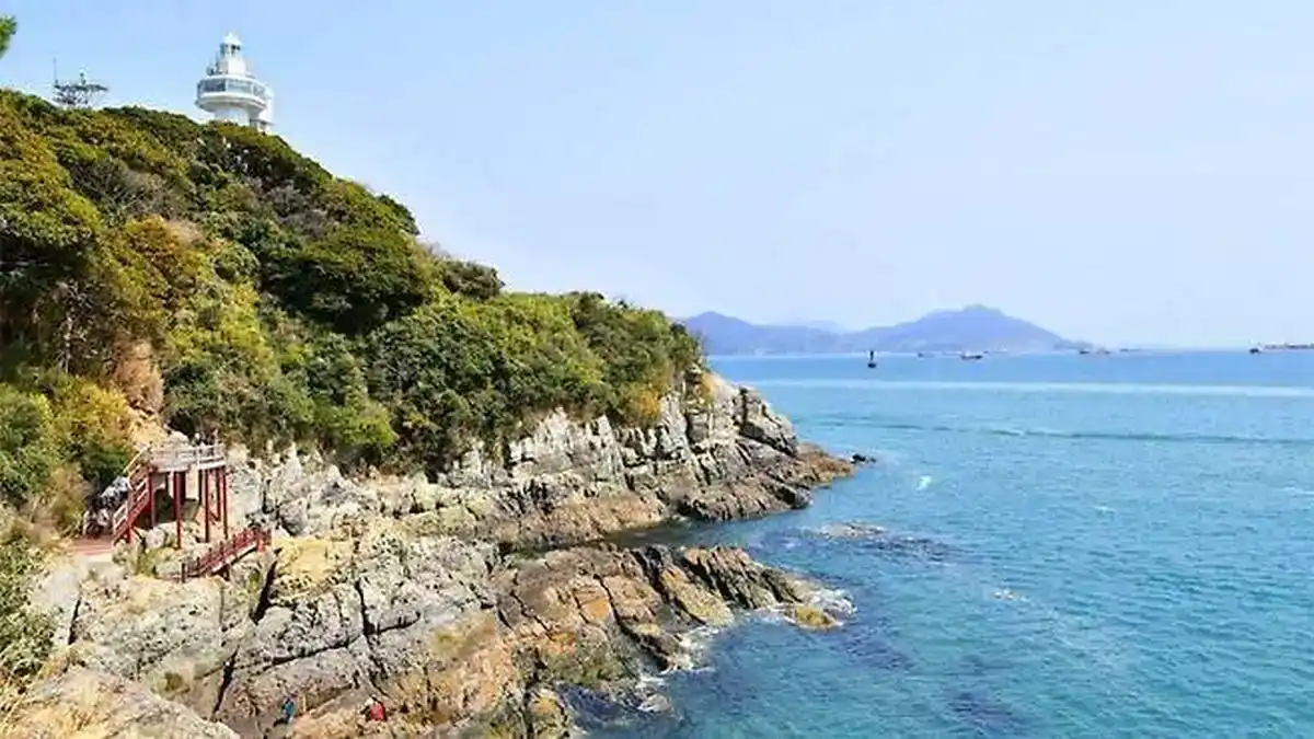 여수 오동도 해안절벽과 등대 풍경