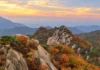 도봉산 가을산행, 전철 내려 만나는 암릉과 단풍… 신선대 왕복 6.6㎞ 가을 단풍으로 물든 도봉산의 화강암 능선과 붉은 하늘